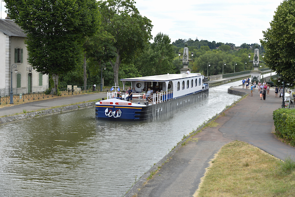 Renaissance crossing the aqueduct at briare