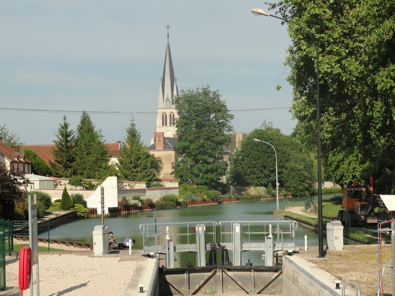  Marne canal in Tours-sur-Marne 