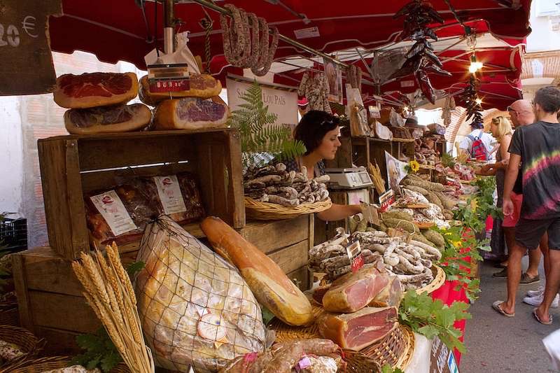  Market Day in Valence D'Agen/ 