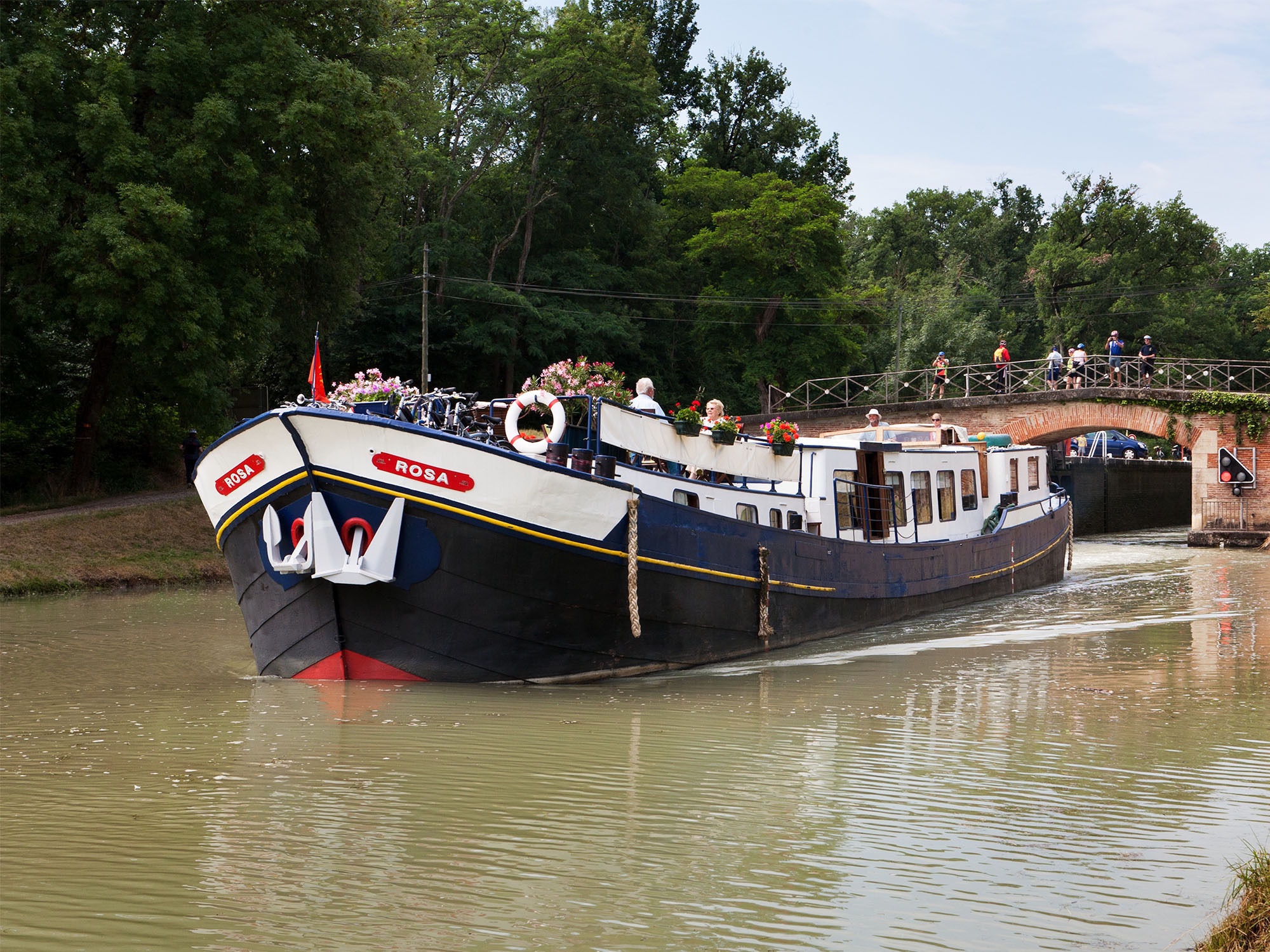 Renaissance crossing the aqueduct at briare