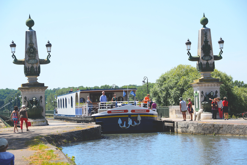  Crossing the aqueduct at Briare 