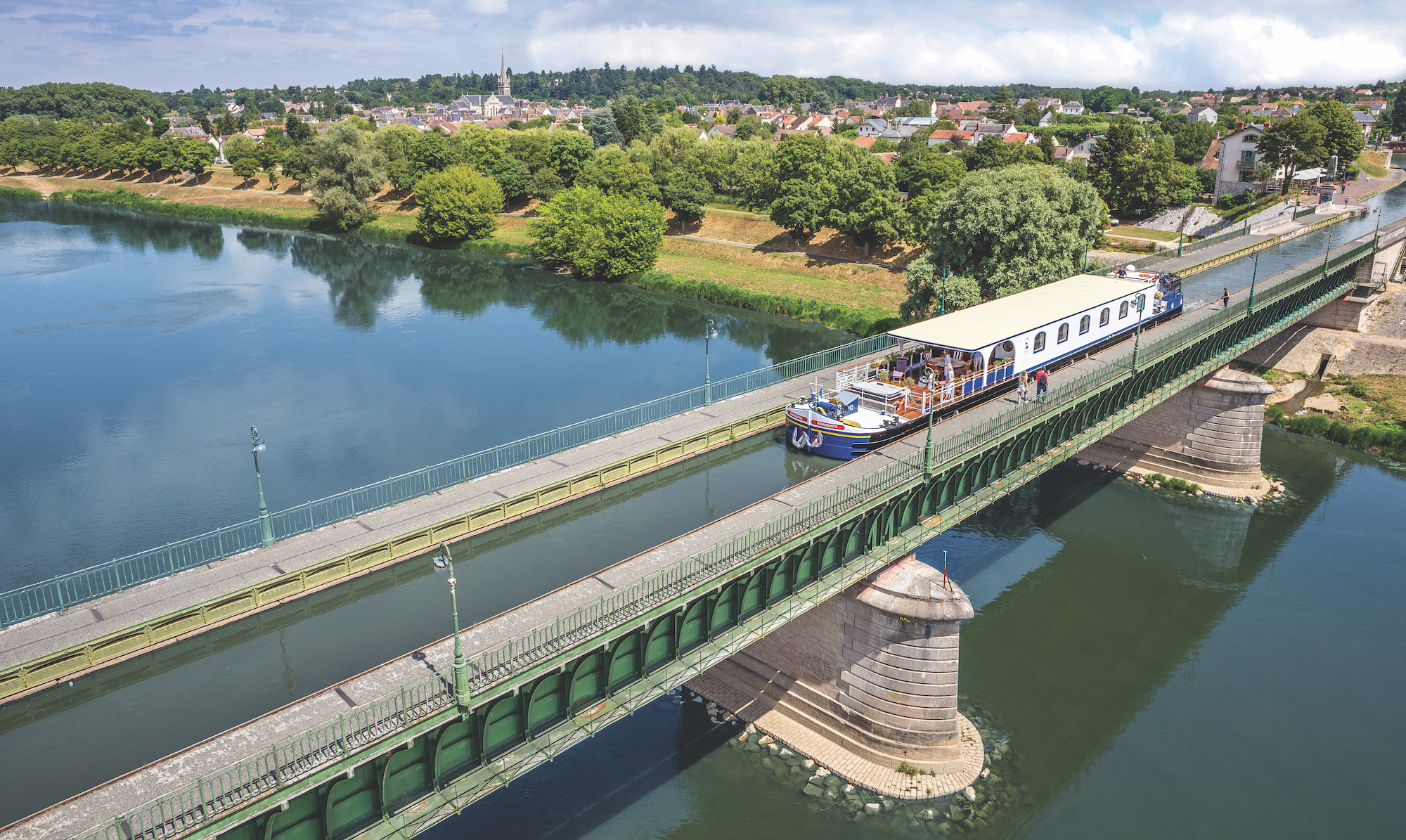 Renaissance crossing the Briare aqueduct